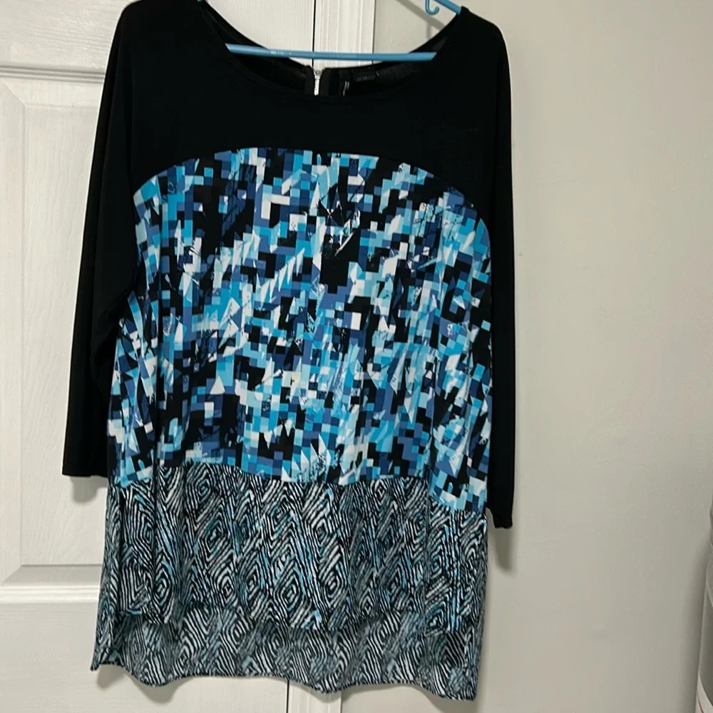 New Directions 2x geometric top in black, teal and white - Picture 1 of 5